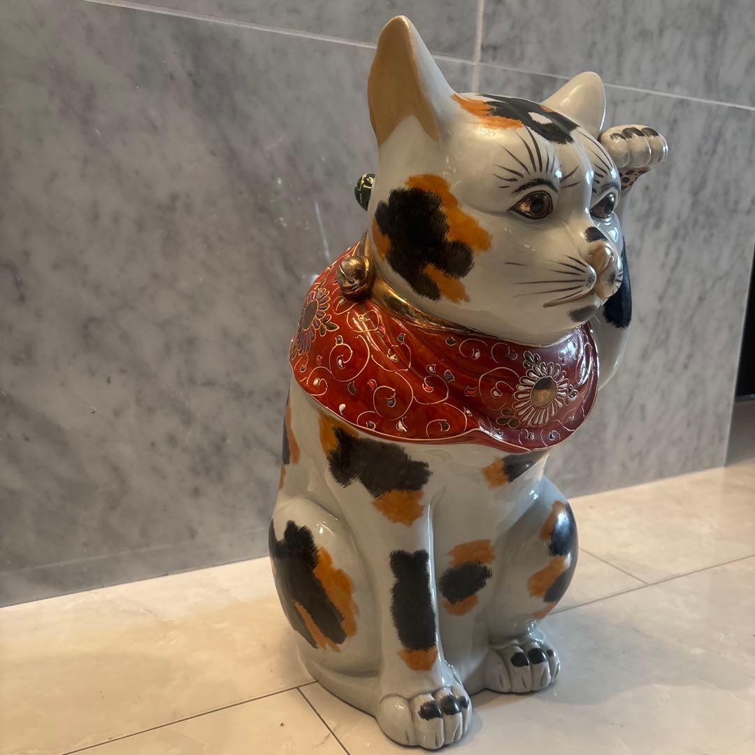 アンティーク九谷焼　金彩の妖艶な瞳やまつ毛、金彩や色彩が芸術的な招き猫