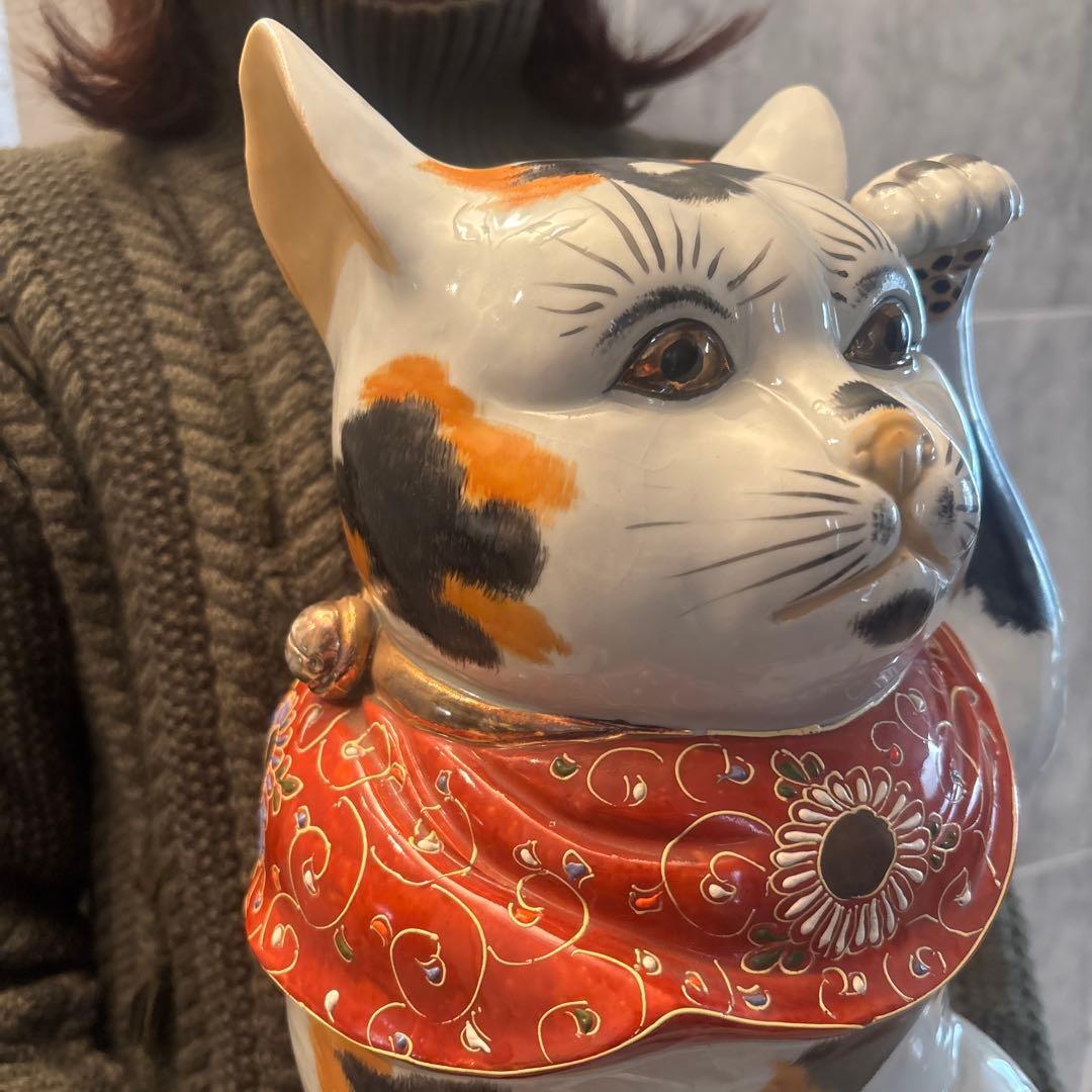 アンティーク九谷焼　金彩の妖艶な瞳やまつ毛、金彩や色彩が芸術的な招き猫