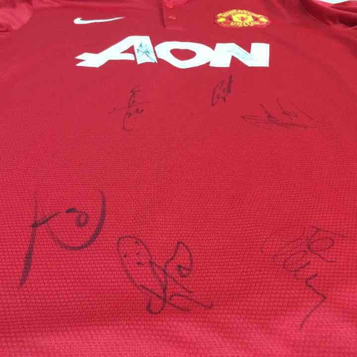 【マンU８選手の直筆サイン入りユニホーム】