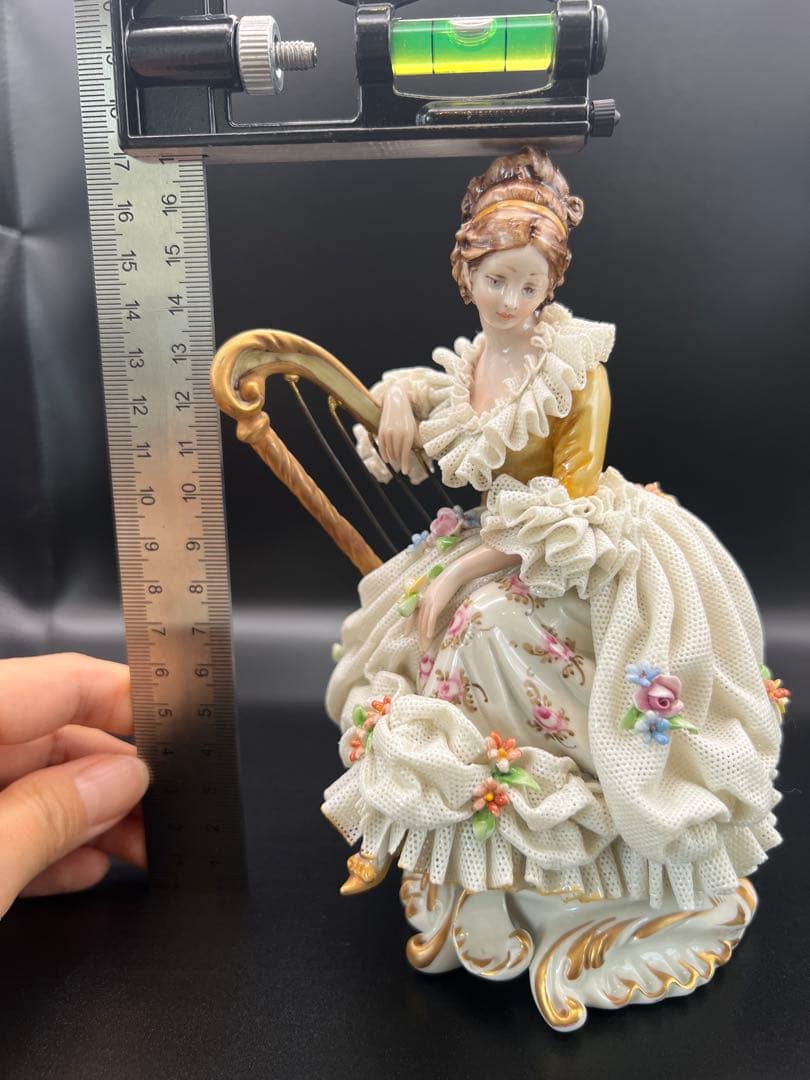 ハープを持つ女性の陶器像