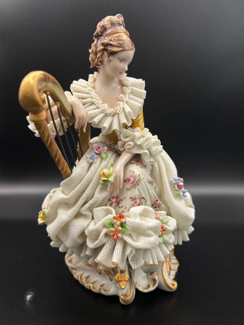 ハープを持つ女性の陶器像