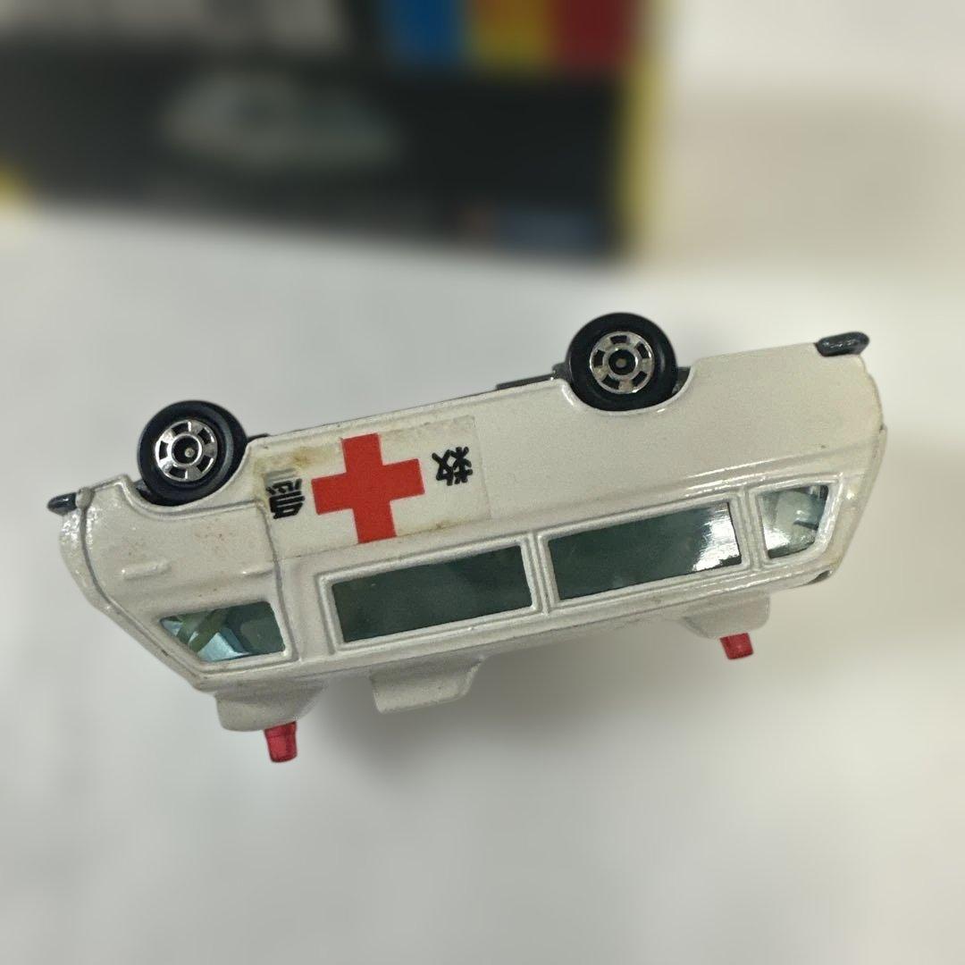 トミカ黒箱No.57ヴィンテージ ハイエースコミューター救急車