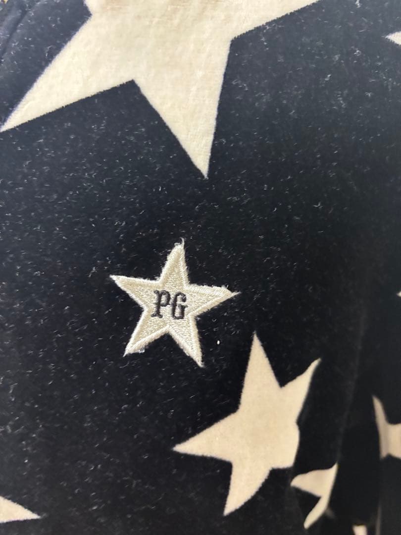 ブラックとホワイトの星柄ベロアセットアップ