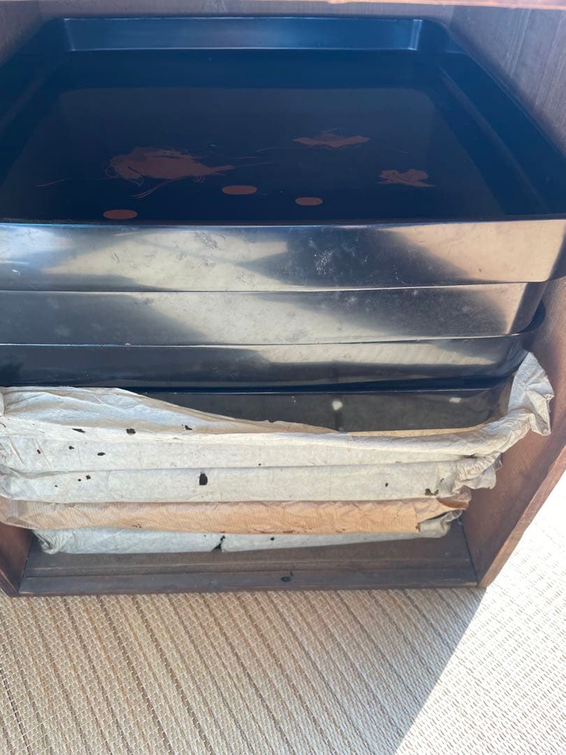 骨董品　希少　金箔装飾の黒漆塗り膳 収納箱付き　100年前