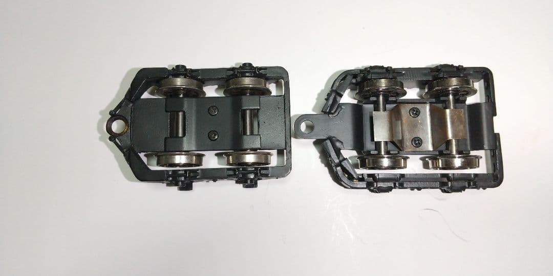 二軸先台車、 従台車 (各二種)、テンダー台車、他パーツ。HOゲージ。