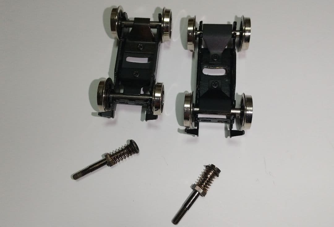 二軸先台車、 従台車 (各二種)、テンダー台車、他パーツ。HOゲージ。