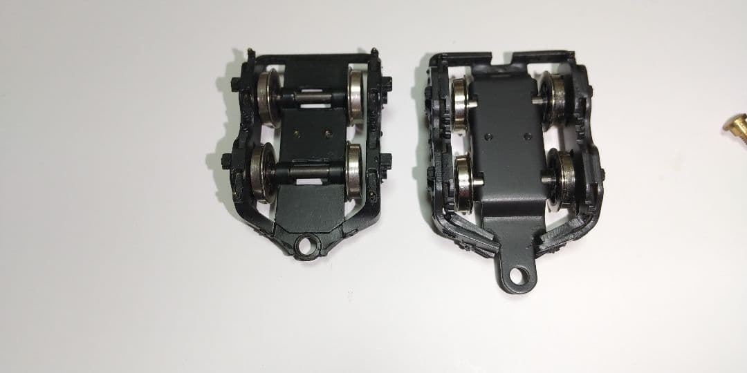 二軸先台車、 従台車 (各二種)、テンダー台車、他パーツ。HOゲージ。