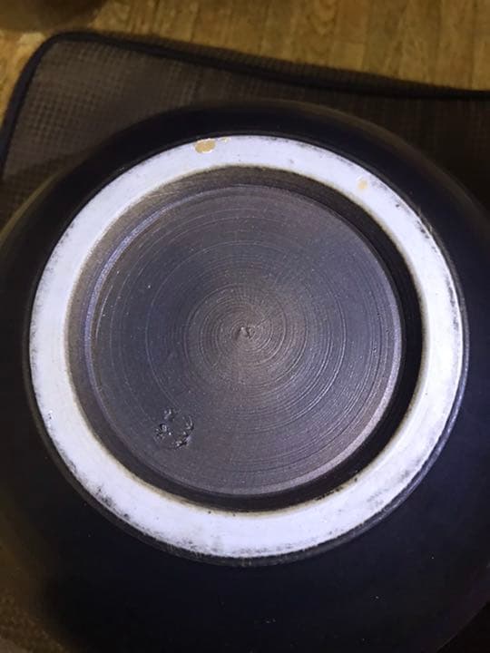 底に何か掘ってありますが不明