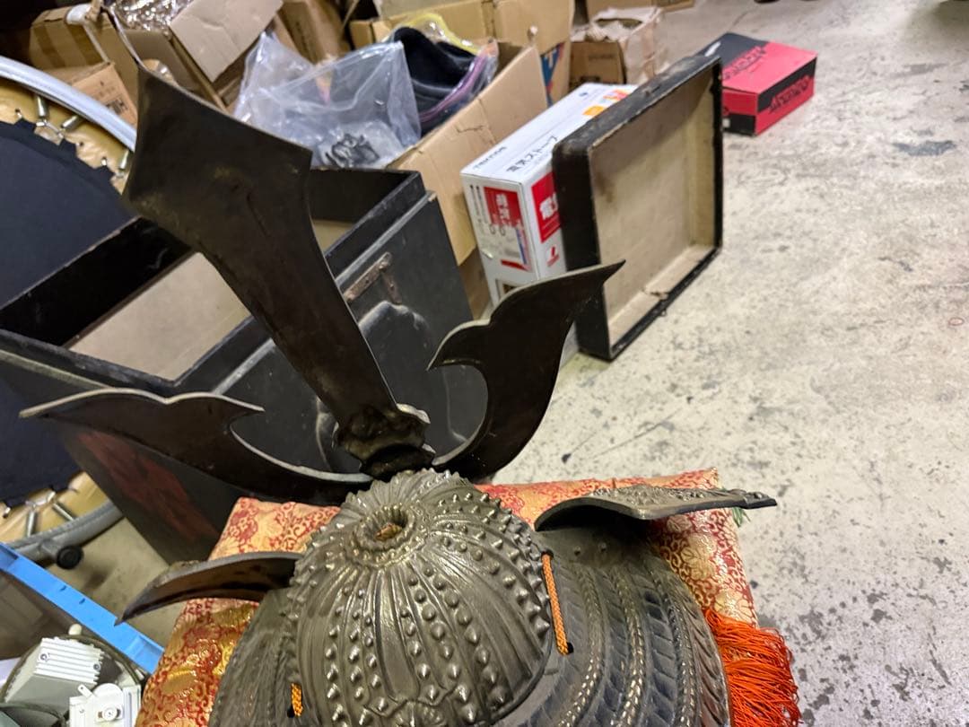 武士の兜　金色装飾の兜 菊花紋章入り　日本国皇室顎紐付き　赤いクッション付き