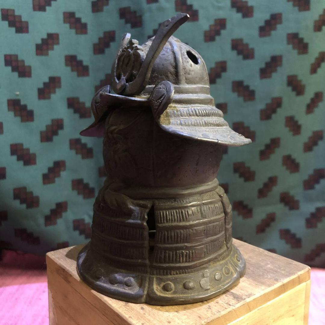 骨董　蔵出し品　銅器　古い香炉　彫金細工　鎧兜　武具甲冑型　灰　箱付