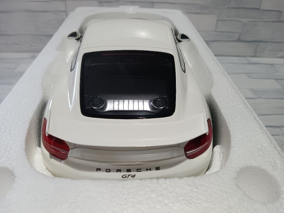 1/18 GTスピリット　ポルシェ　ケイマン　GT4　ホワイト　ミニカー