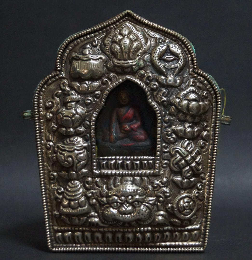 オールドチベット ガウ携帯祭壇『薬師如来』仏像窓銀製装飾手造り打出し装飾密教法具