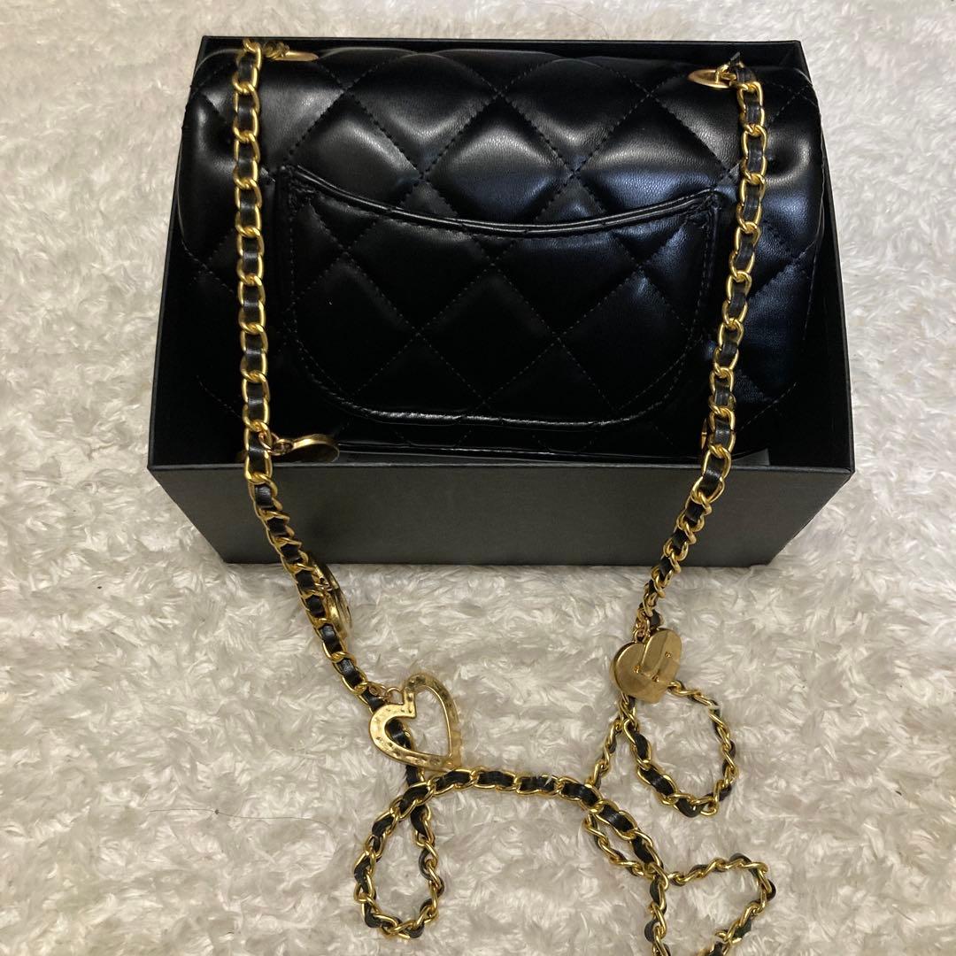 CHANEL ハートチャーム付きショルダーチェーンバッグ