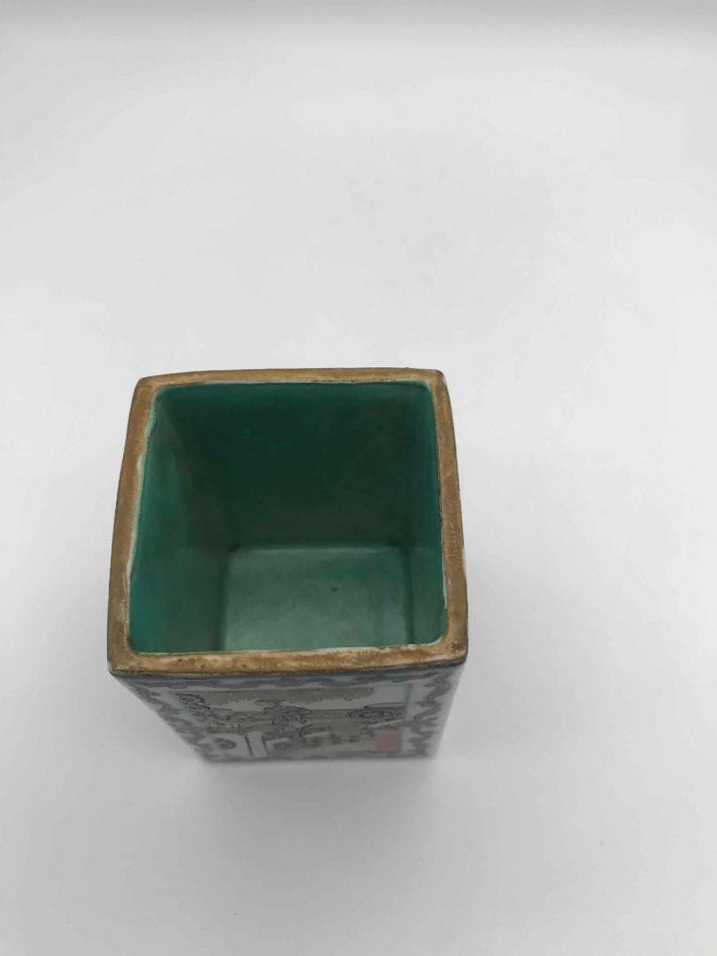 清乾隆時代　【大清乾隆年製】在銘　粉彩琺瑯彩松石緑釉人物文四方筆筒 (F-17)