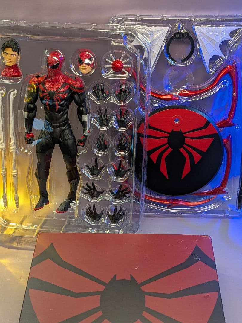 MESS TOYS製のスーペリア・スパイダーマン1/12スケール新しい未開封