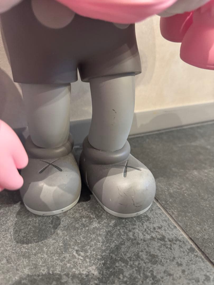KAWS フィギュア グレー/ピンク