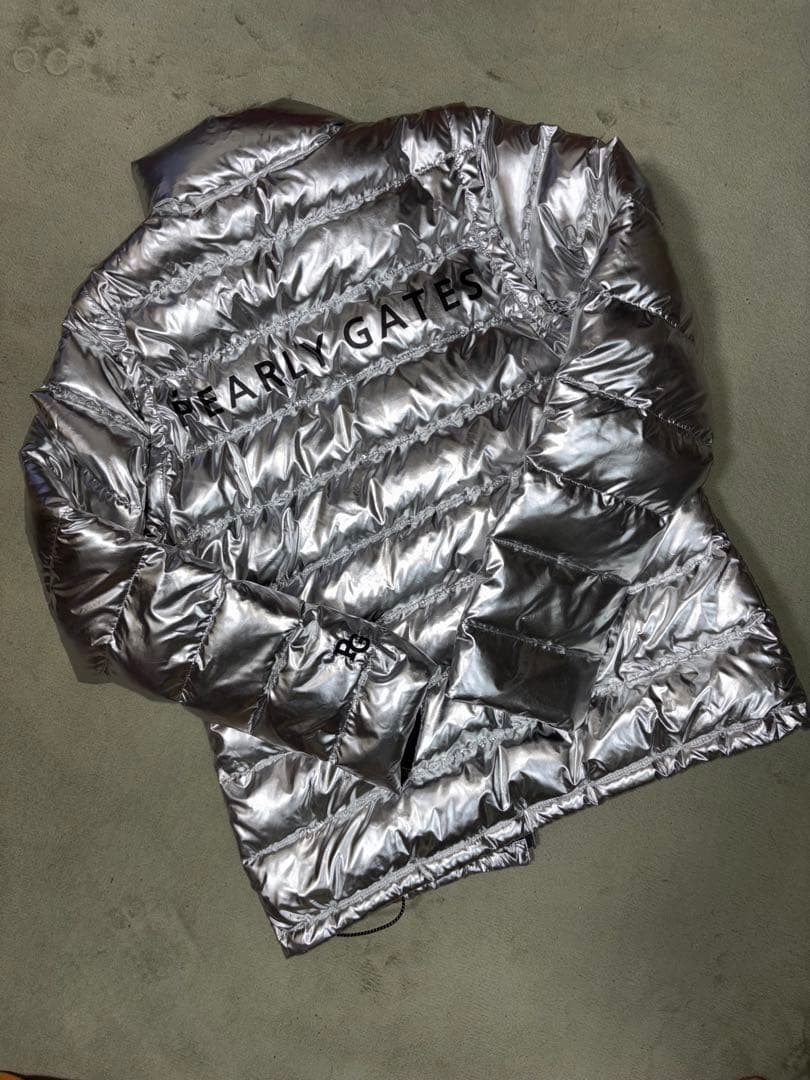 （ダンディ）パーリーゲイツ、プラチナシルバー、ダブルジップダウンジャケット