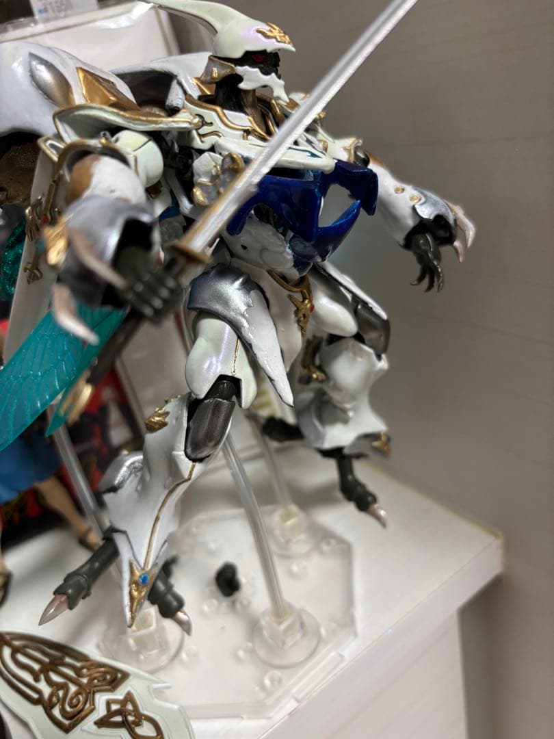 ロボットフィギュア ホワイト ゴールド