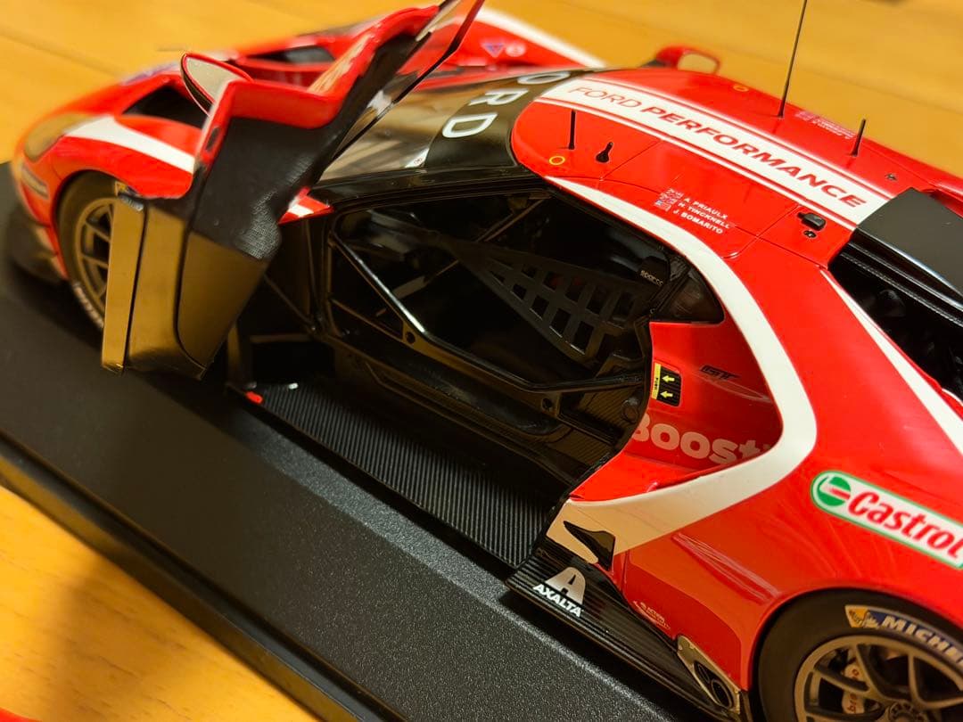 Ford GT レーシングカー 1/18モデルカー