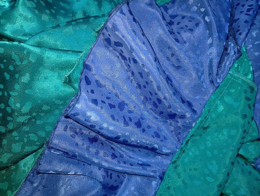 大きめサイズの衣装ワンピース（シルキータッチの光沢あり）ライトグリーン