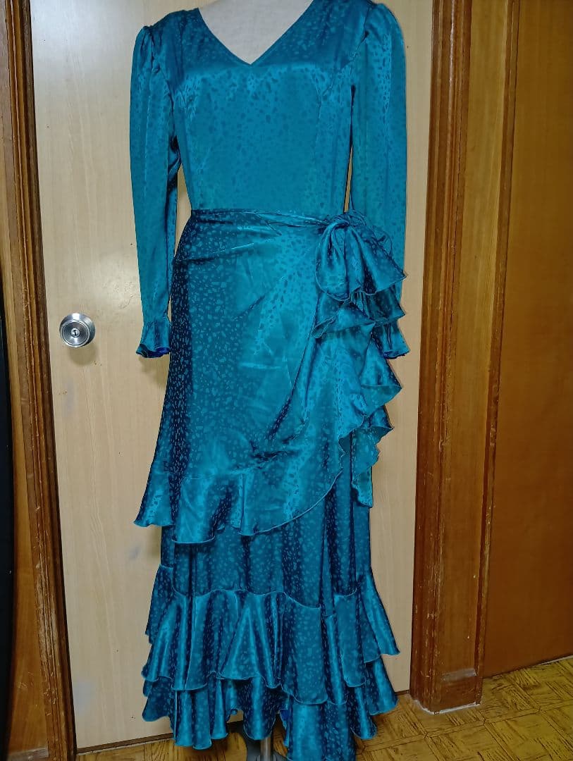 大きめサイズの衣装ワンピース（シルキータッチの光沢あり）ライトグリーン