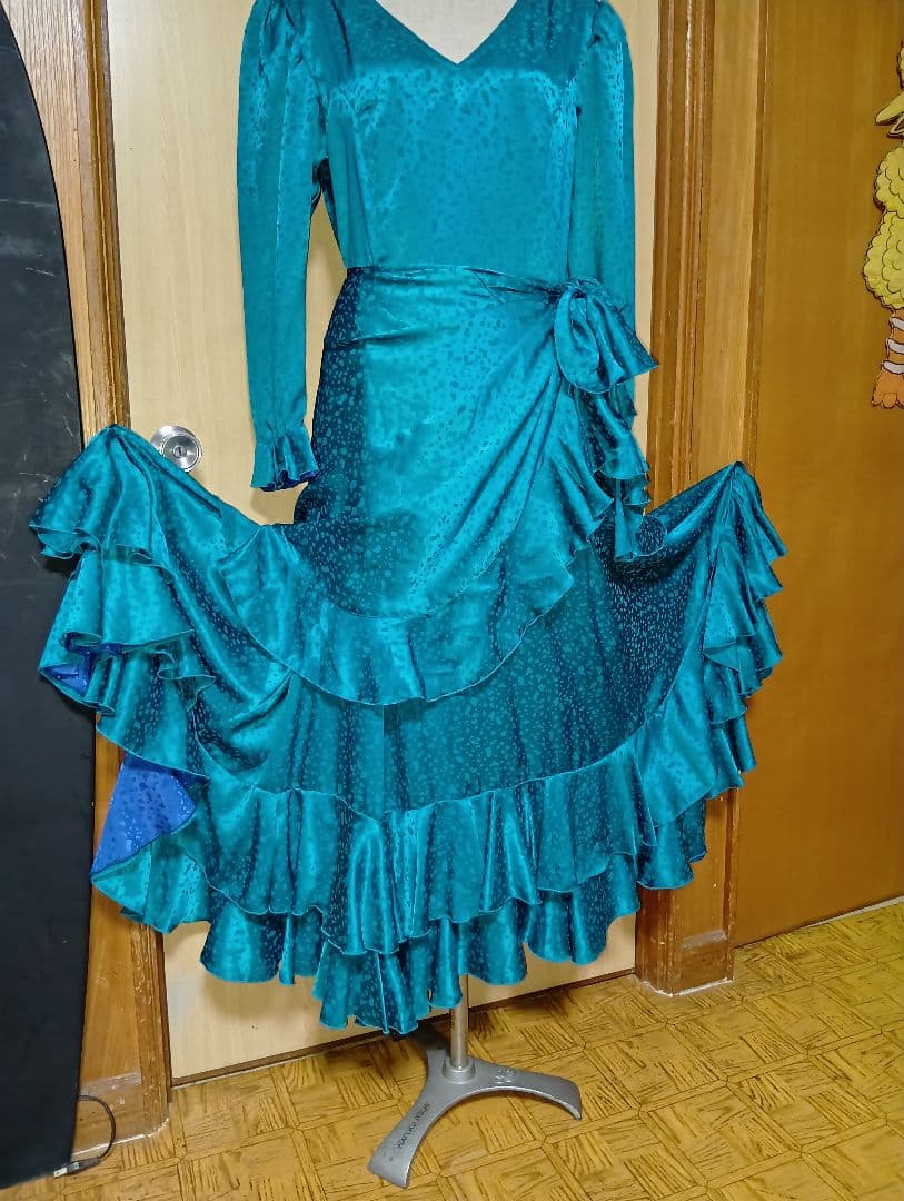 大きめサイズの衣装ワンピース（シルキータッチの光沢あり）ライトグリーン