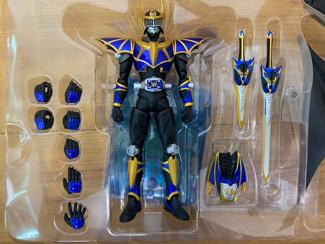 S.H.Figuarts 仮面ライダー　龍騎サバイブ　ナイトサバイブ