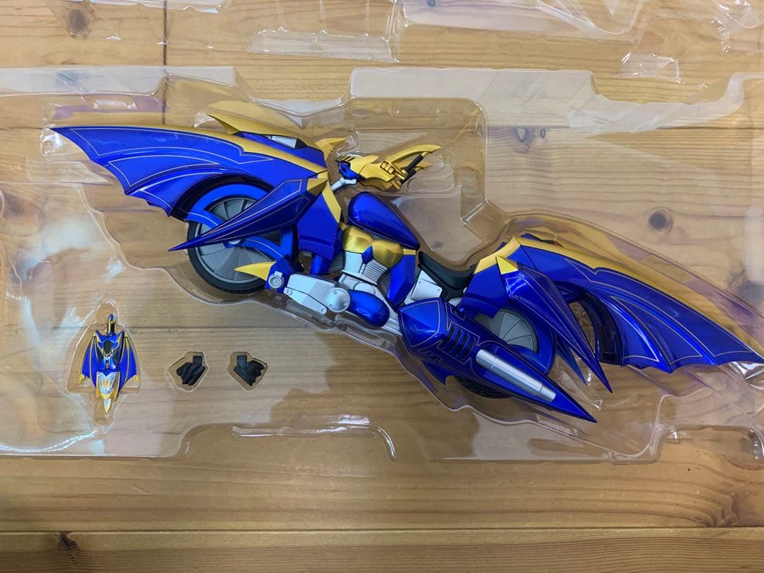 S.H.Figuarts 仮面ライダー　龍騎サバイブ　ナイトサバイブ