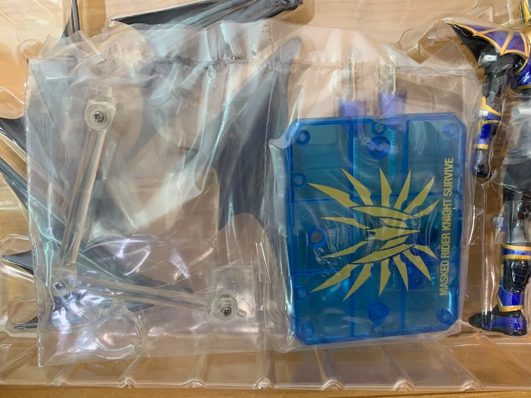 S.H.Figuarts 仮面ライダー　龍騎サバイブ　ナイトサバイブ