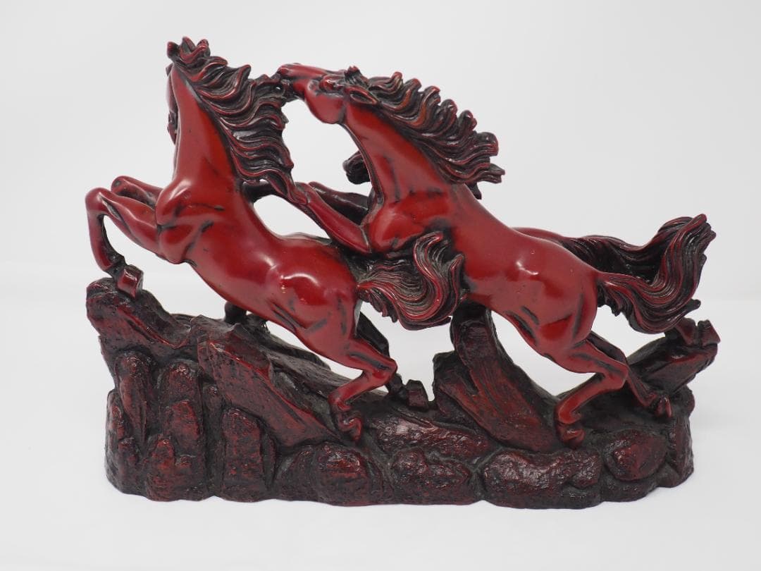 躍動感あふれる馬の置物　削り出し　木製　台湾製　重量感あり5.2ｋｇ　3頭　彫刻