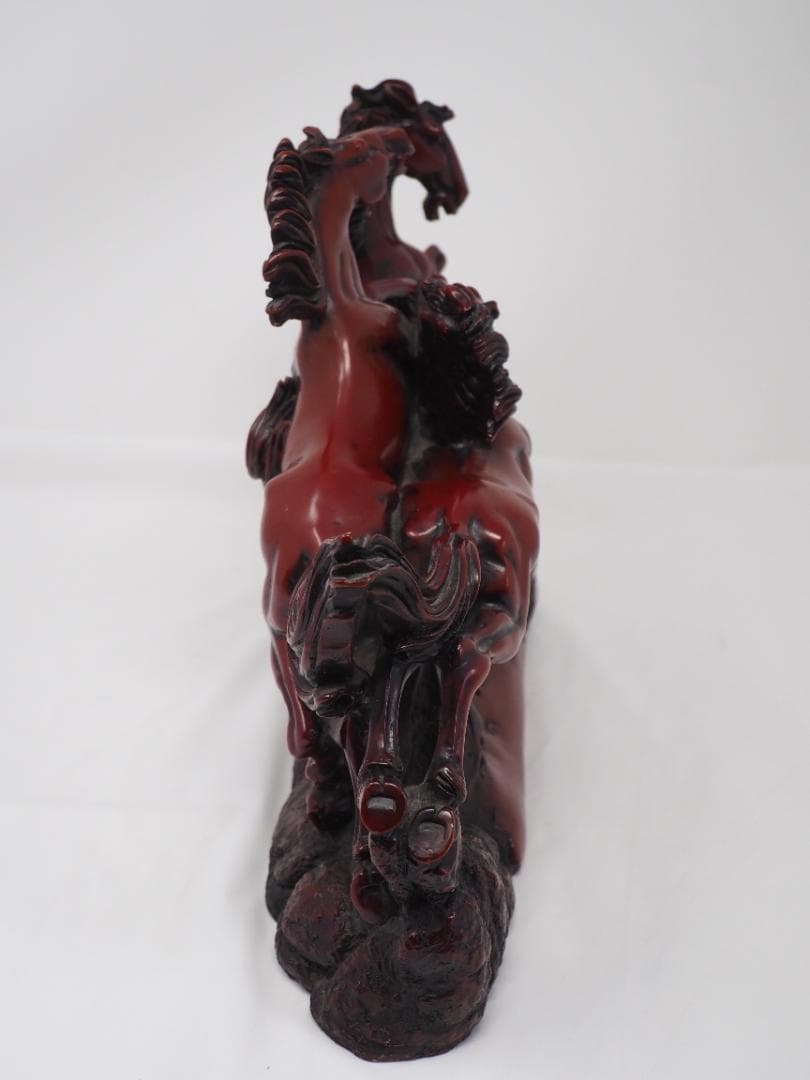 躍動感あふれる馬の置物　削り出し　木製　台湾製　重量感あり5.2ｋｇ　3頭　彫刻