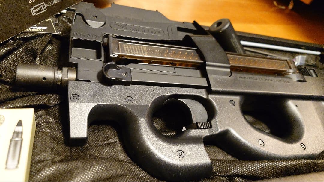 東京マルイ P-90 電動ガン 18歳以上　バッテリー、充電器付属