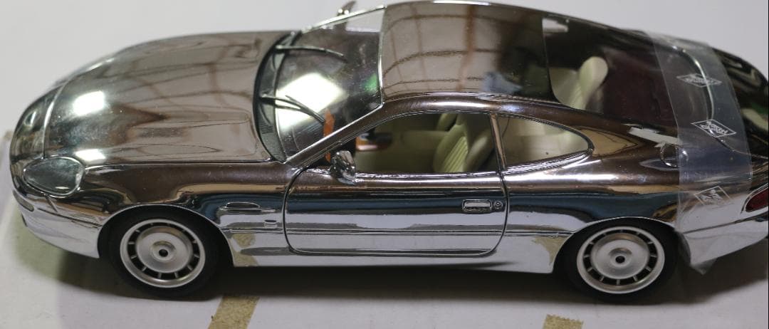 アストン・マーチンDB７ 1/18 　クロムメッキ仕様　スペイン製　中古品
