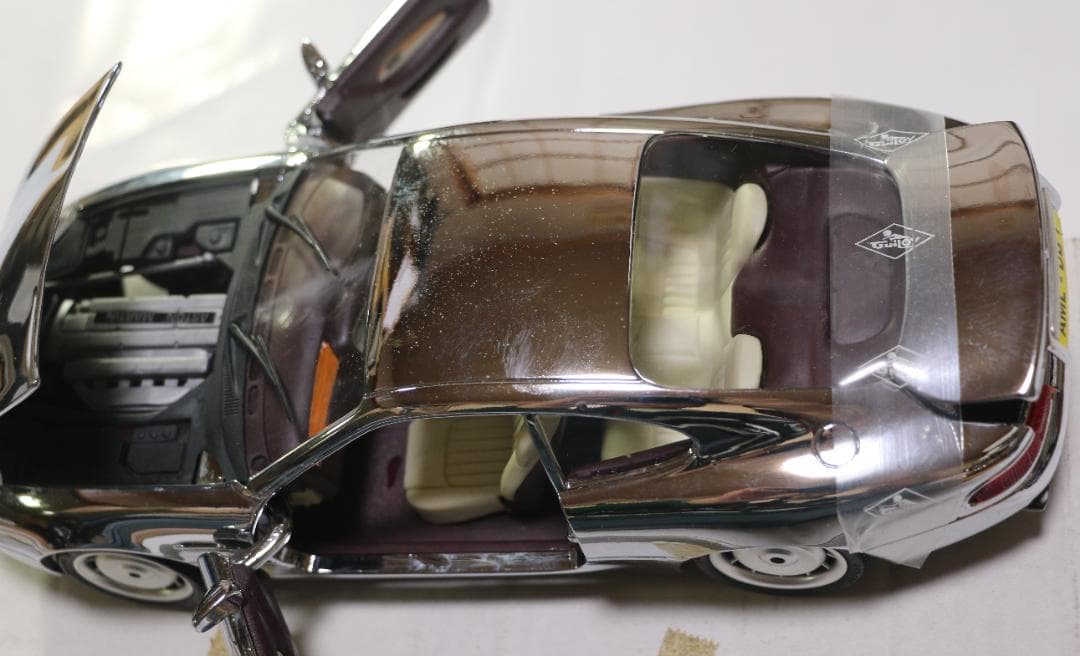 アストン・マーチンDB７ 1/18 　クロムメッキ仕様　スペイン製　中古品