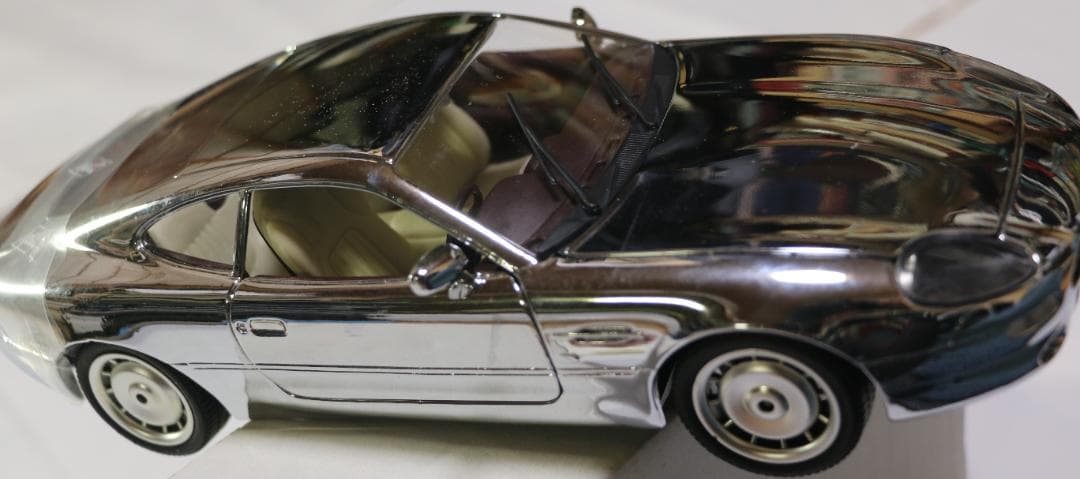 アストン・マーチンDB７ 1/18 　クロムメッキ仕様　スペイン製　中古品