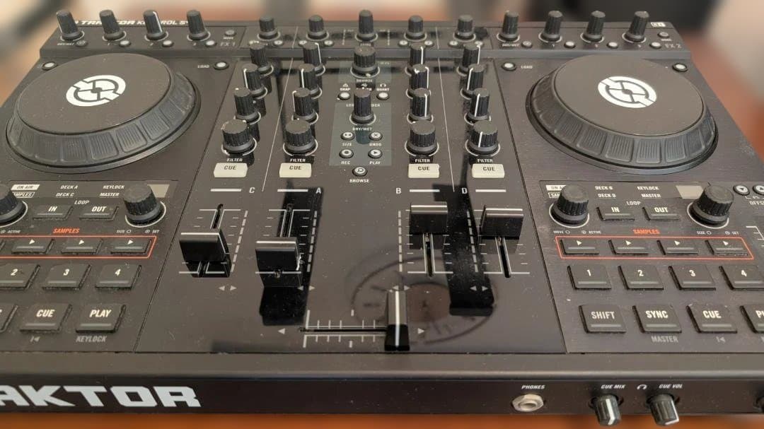 Traktor Kontrol S4 MK1 DJコントローラー