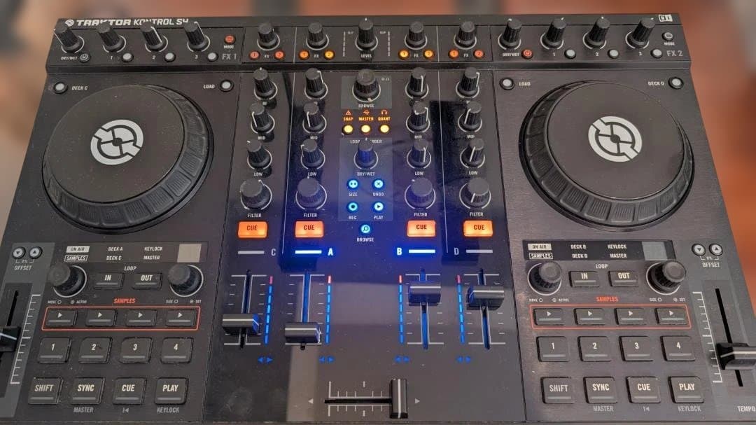 Traktor Kontrol S4 MK1 DJコントローラー