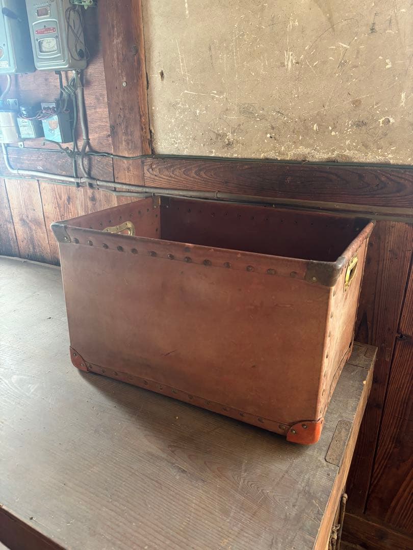 時代物 革ケース 鋲留め 真鍮ハンドル 古道具 収納箱
