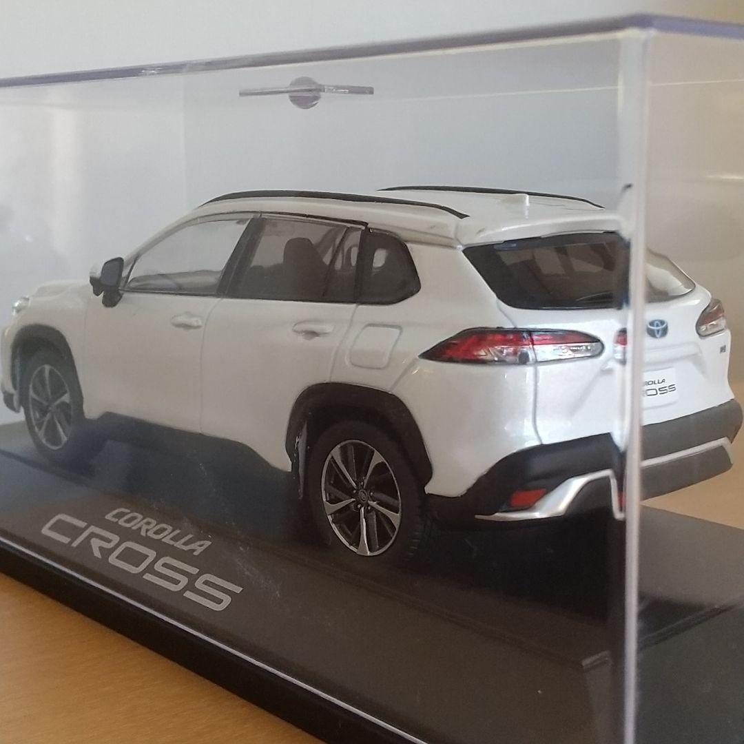 【ディーラー非売品】トヨタ カローラクロス ホワイト カラーサンプル