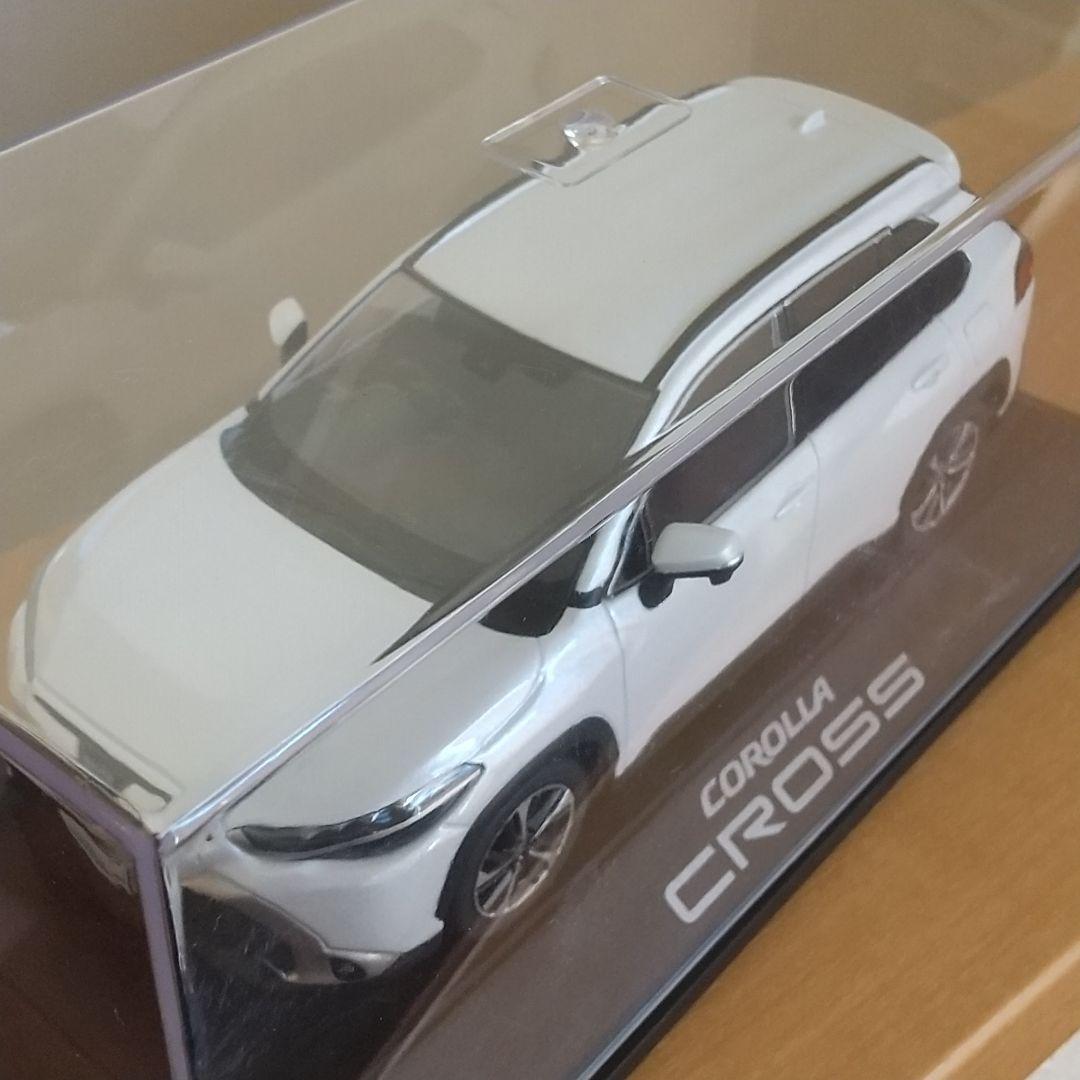 【ディーラー非売品】トヨタ カローラクロス ホワイト カラーサンプル