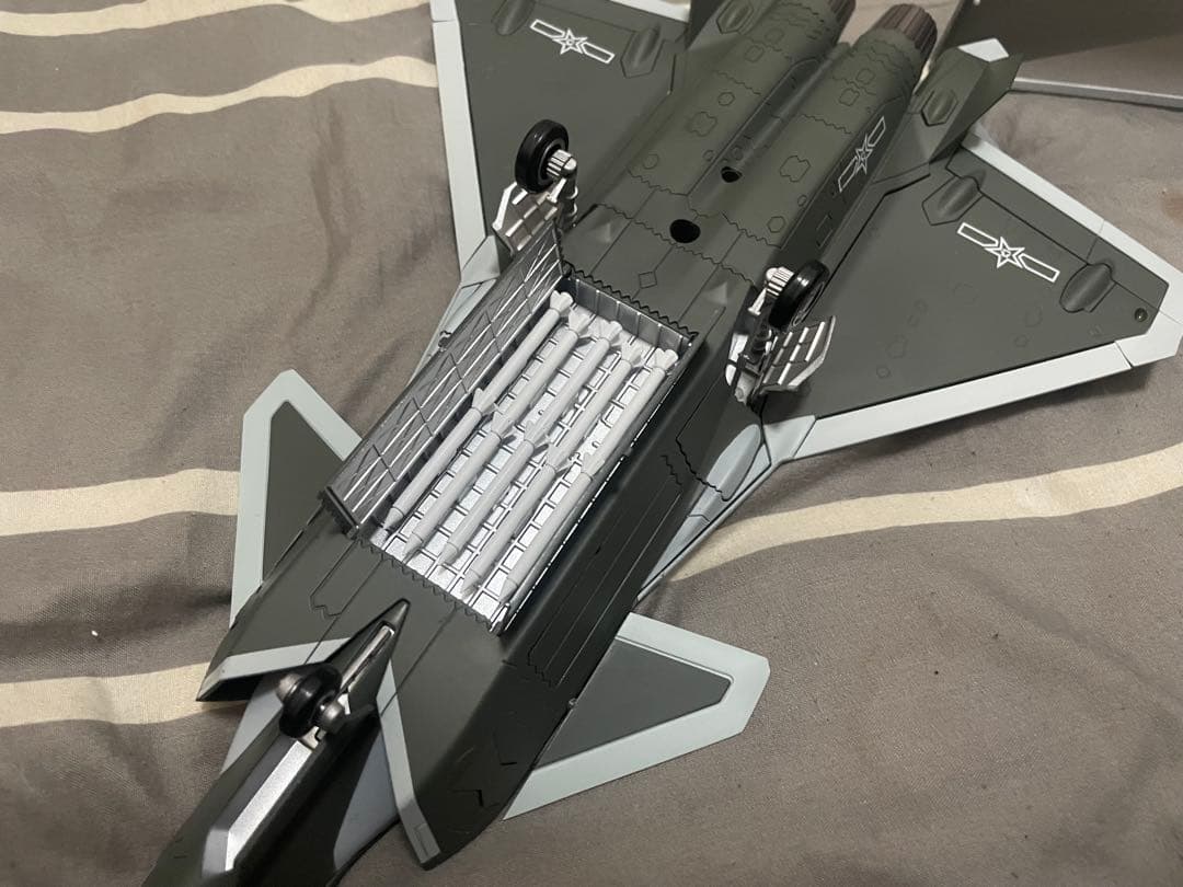 【希少品 1点のみ】中国人民解放軍 空軍 J-20 1/60 ステルス戦闘機