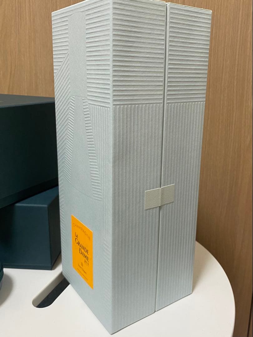 ヴーヴ・クリコ ラ・グランダム 2015 × パオラ・パロネット シャンパン