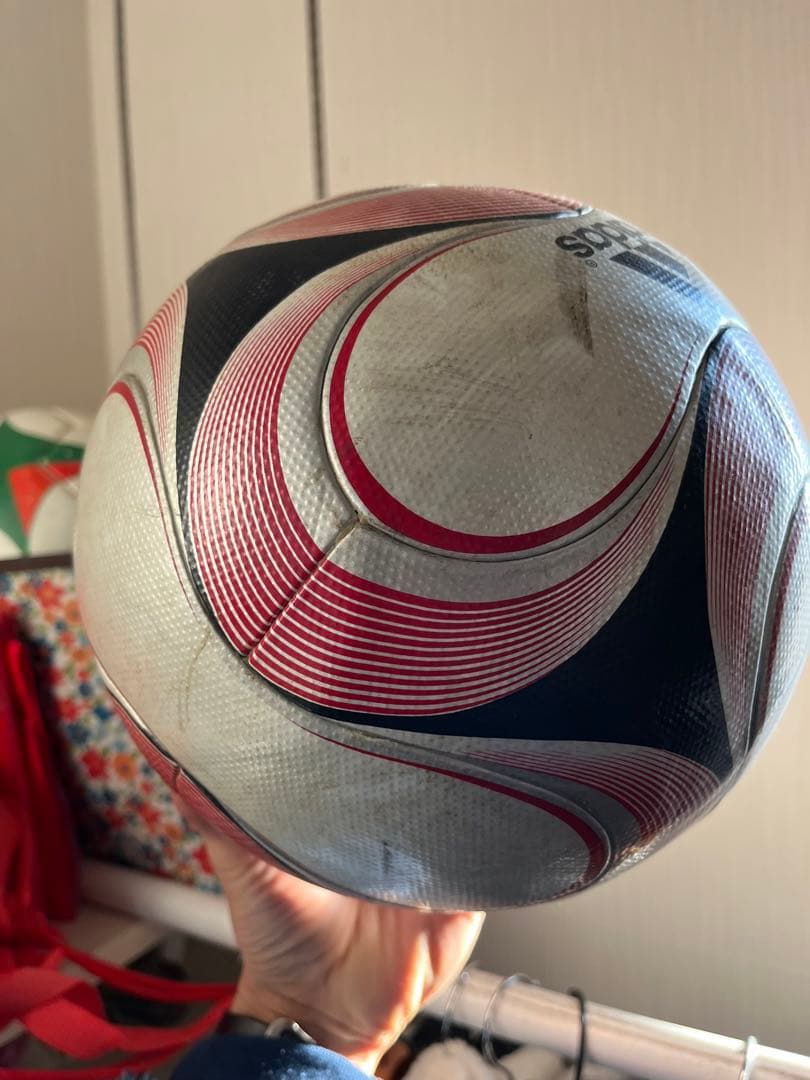 サッカーボール　アディダス　チームガイスト2