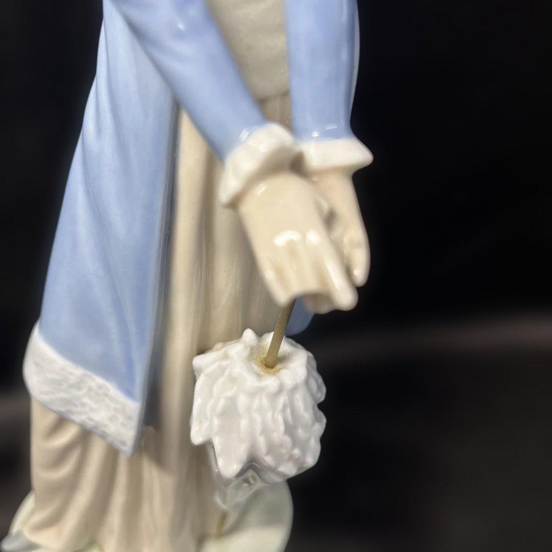 リヤドロ・NAO(ナオ) ポーセリン人形(磁器)美しい傘を持つ女性♡