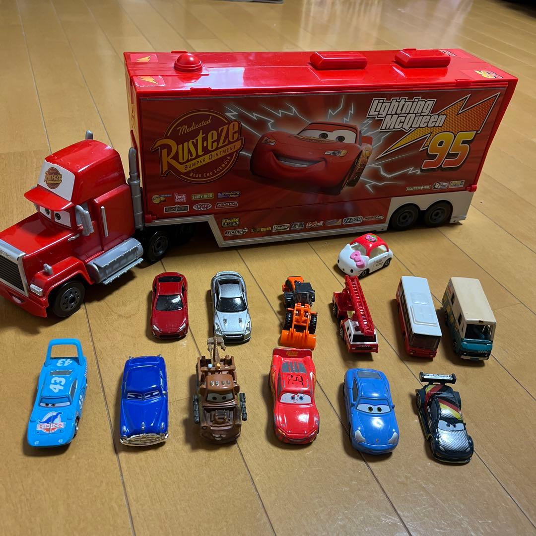 トミカ　カーズ　たくさんのせよう大きなマック　おまけ　ミニカー13台など