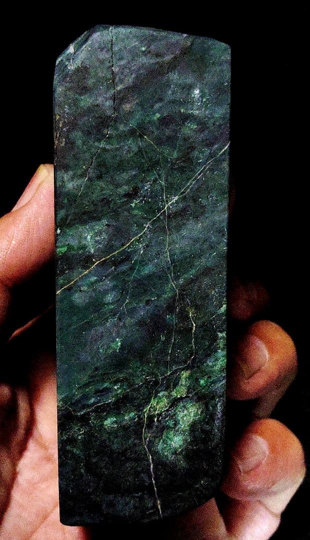 ★翡翠原石★糸魚川硬玉【姫川転石・山之坊コスモクロア・カット431ｇ】