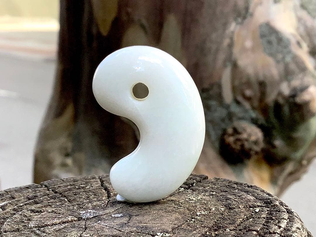 黙って40万円以上‼️糸魚川翡翠ジェダイト勾玉　品質お値段自信あり外部鑑定鑑別書付