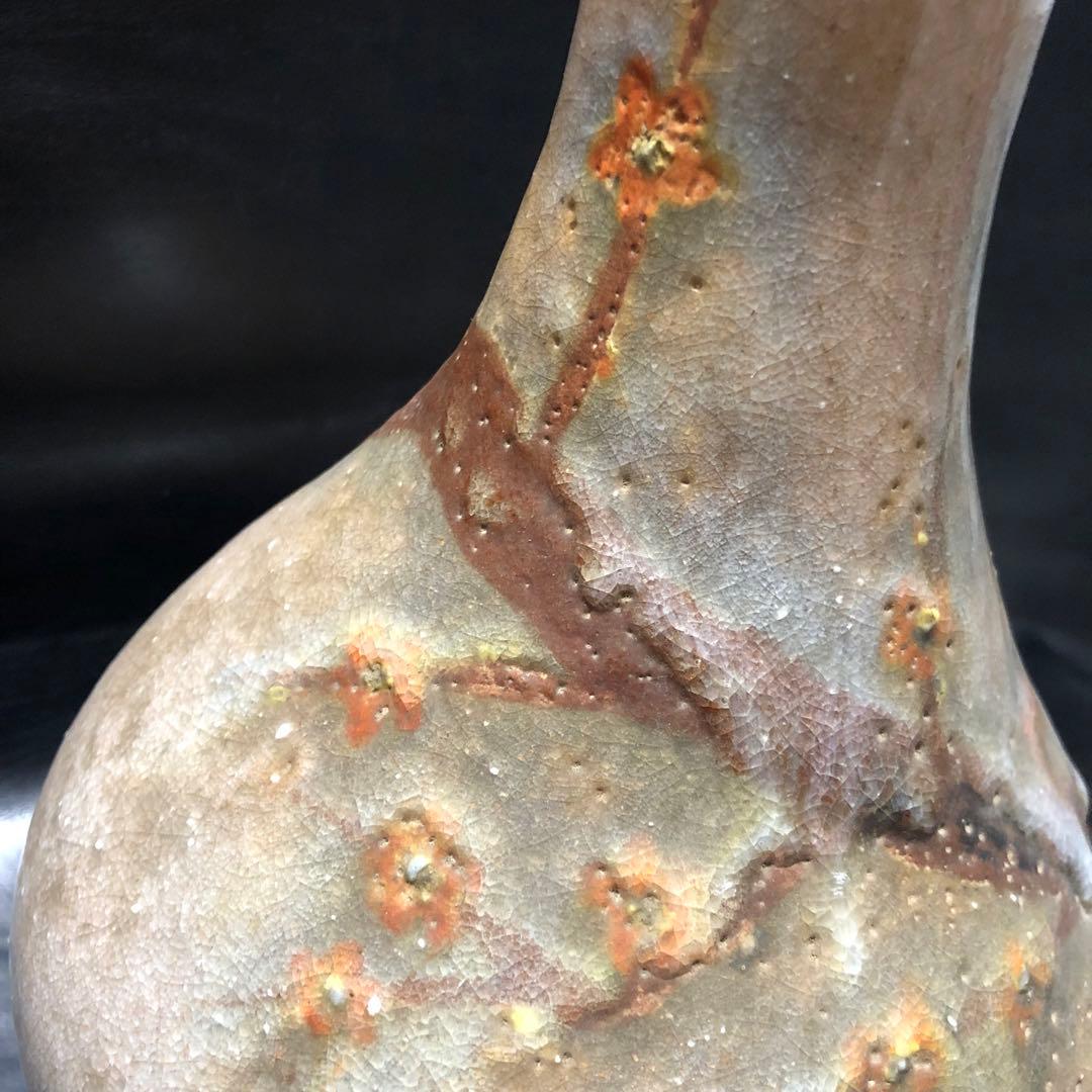 美しい古美術◾️蔵から見事な梅の木が描かれた釉薬どろどろね花瓶、壺、壷が出て来た。