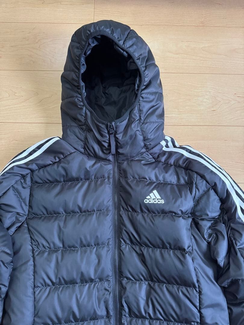 adidas フード付きブラックダウンジャケット