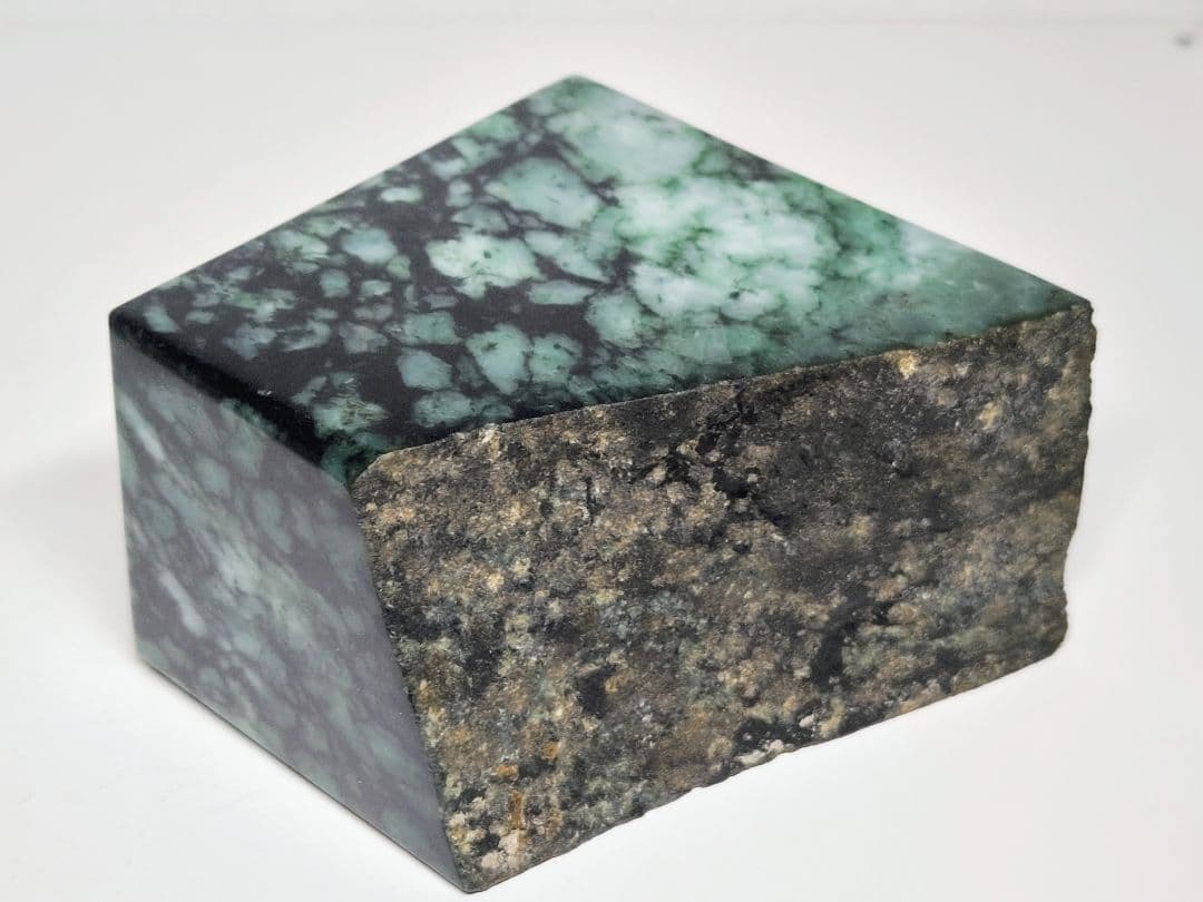 黒白緑 1.7kg 翡翠 ヒスイ 原石 鑑賞石 自然石 誕生石 鉱物 鉱石 水石